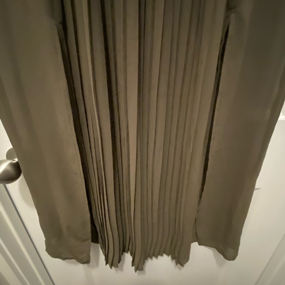 Pleated skirt with slits - Picture 3 of 4